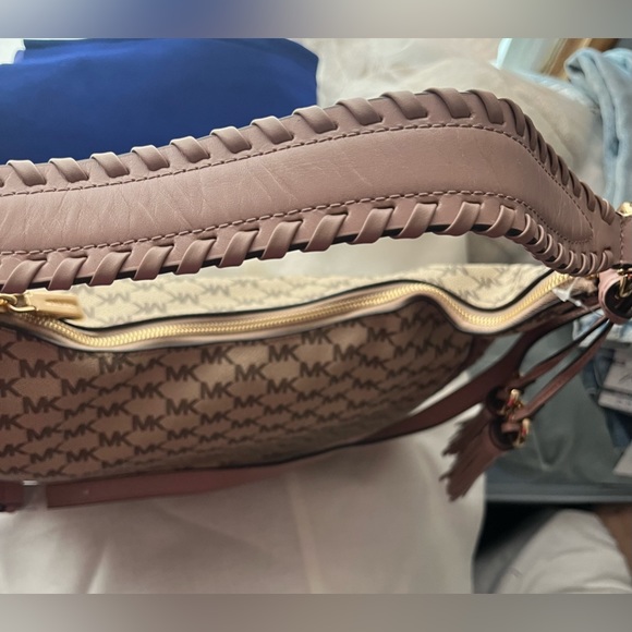 MICHAEL Michael Kors Lauryn
Large Logo-Print Shoulder Bag. Brand new! - Picture 6 of 12